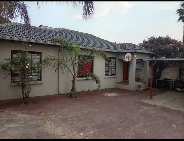 6 BEDROOM HOUSE FOR SALE IN COSMO CITY